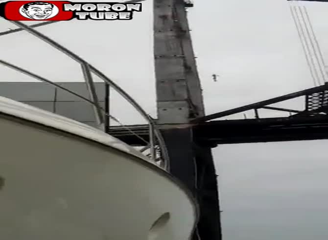 Video :A lady throws herself from a bridge to end her life